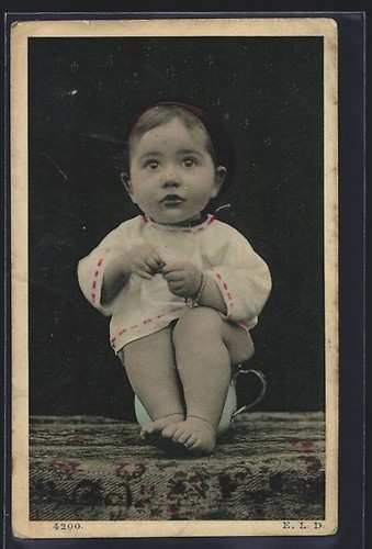 Bambino piccolo sul vaso - , da