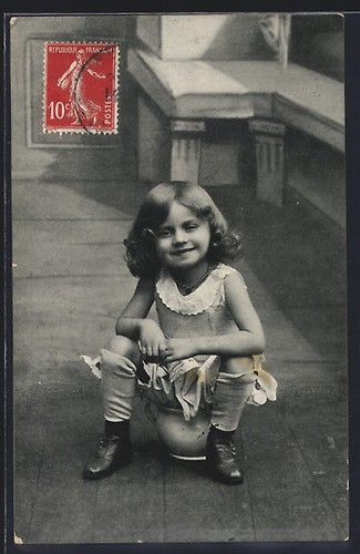 Giovane ragazza seduta sul