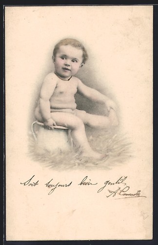 Bambino con pancetta sul vaso