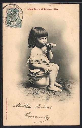 Bambina mangia sul vaso - , da